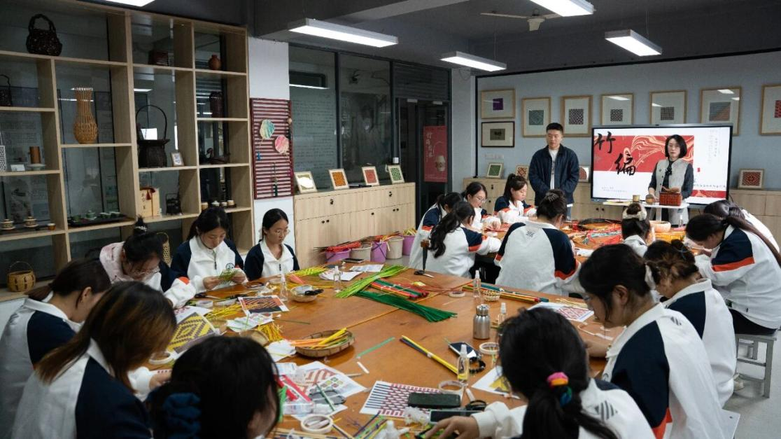 为非遗“添彩”，为青春“赋能”：江苏建院的文化育人新实践